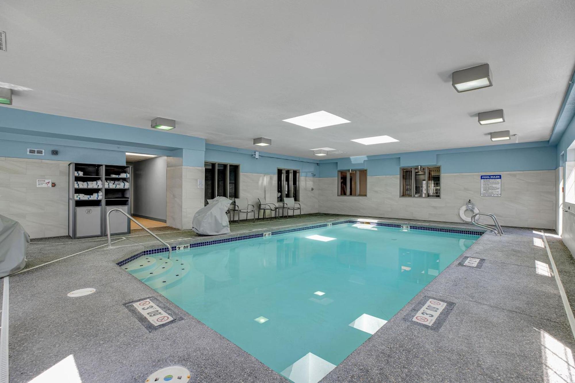 Holiday Inn Express Hotel & Suites Portland - Jantzen Beach By Ihg Екстериор снимка