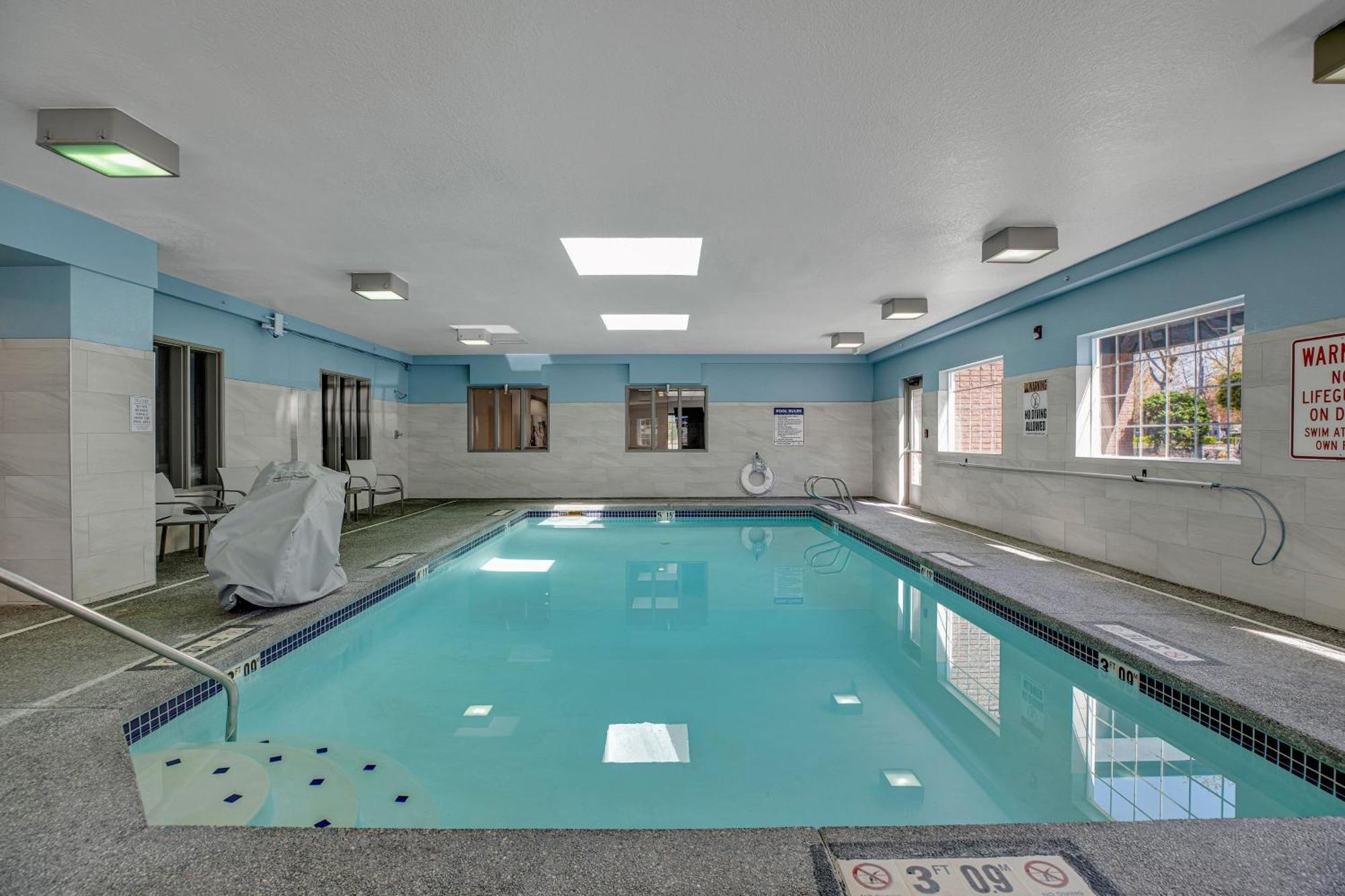 Holiday Inn Express Hotel & Suites Portland - Jantzen Beach By Ihg Екстериор снимка
