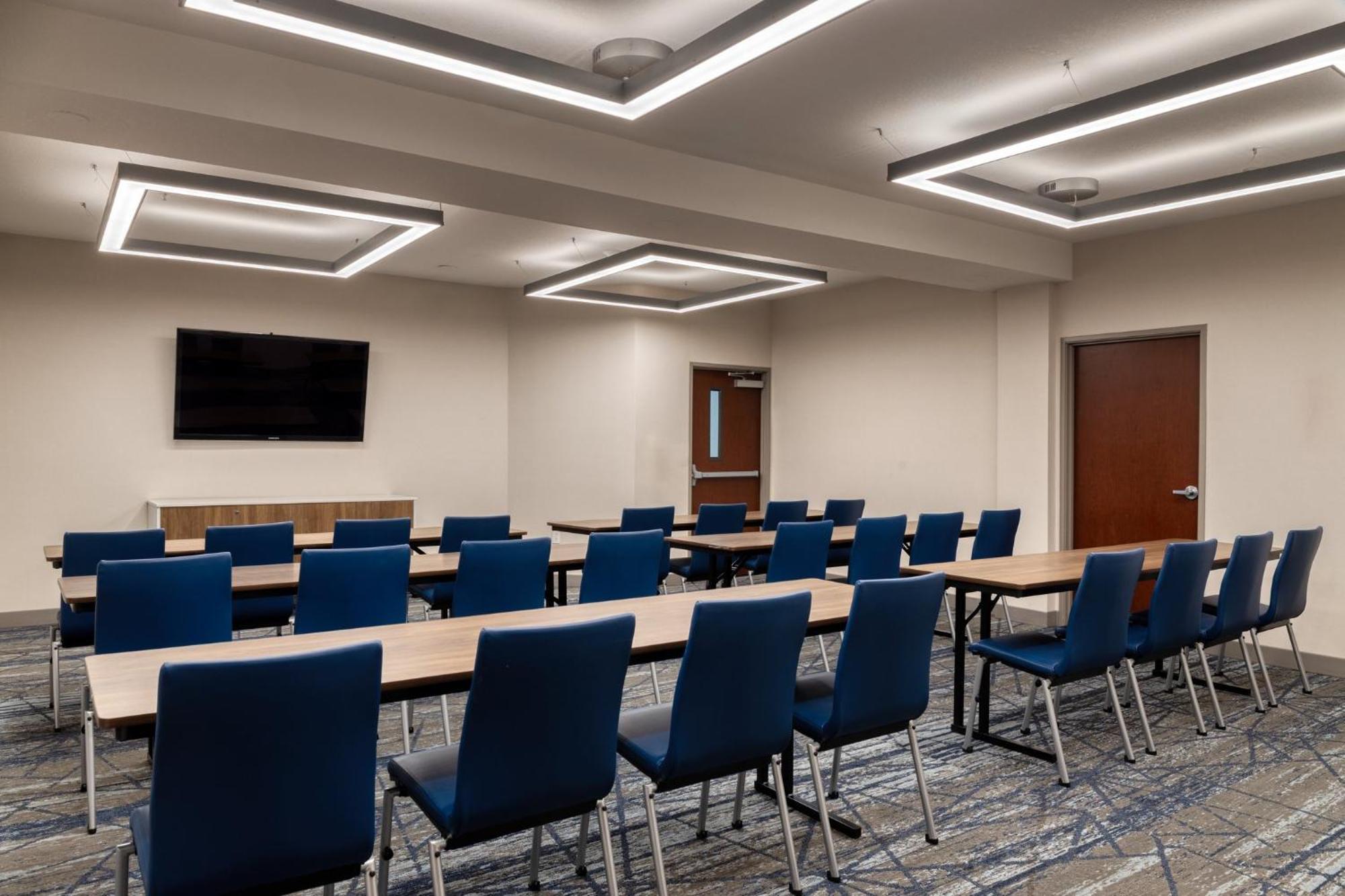 Holiday Inn Express Hotel & Suites Portland - Jantzen Beach By Ihg Екстериор снимка