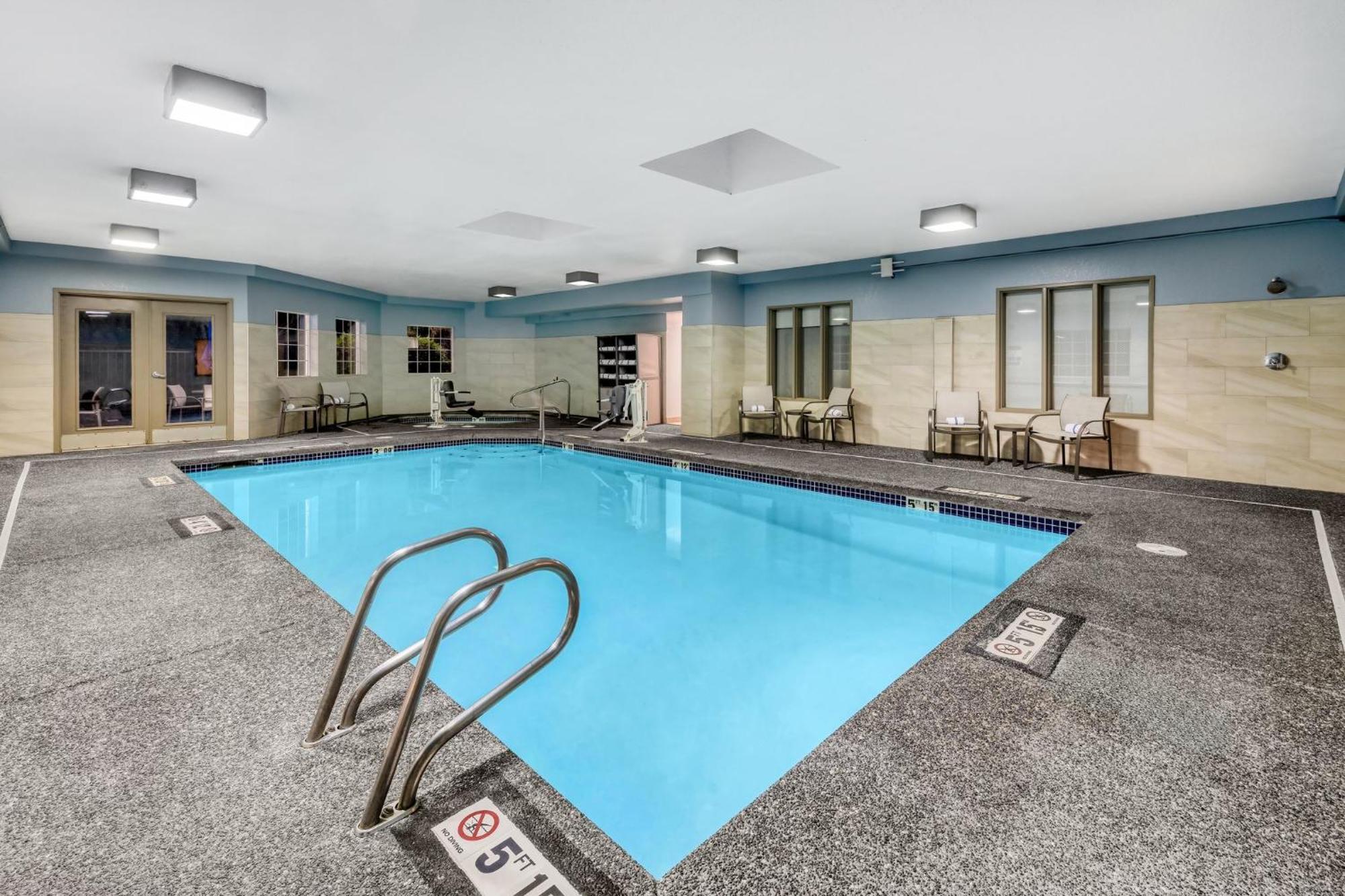 Holiday Inn Express Hotel & Suites Portland - Jantzen Beach By Ihg Екстериор снимка