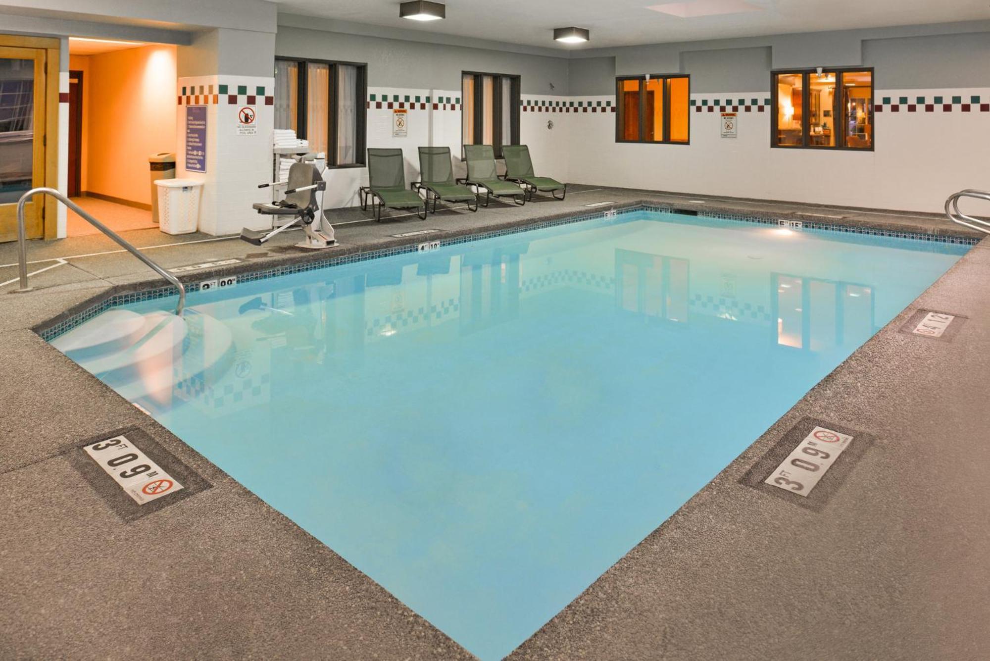 Holiday Inn Express Hotel & Suites Portland - Jantzen Beach By Ihg Екстериор снимка