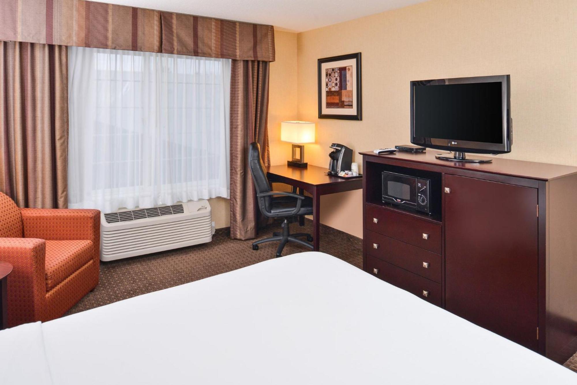Holiday Inn Express Hotel & Suites Portland - Jantzen Beach By Ihg Екстериор снимка